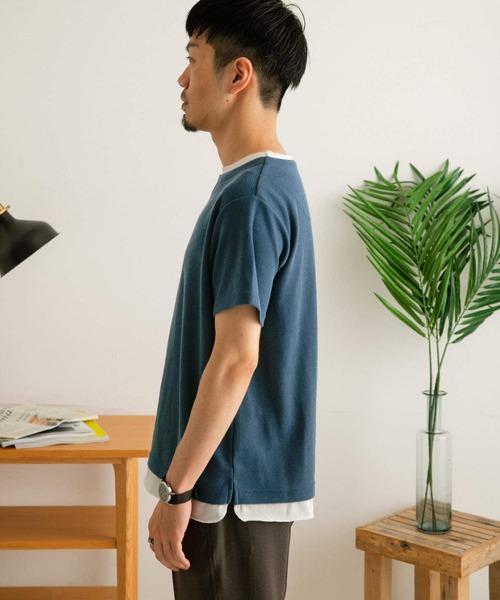 ITEMS URBANRESEARCH（アイテムズ アーバンリサーチ）の「フェイクレイヤード キーネックTシャツ（Tシャツ/カットソー・メンズ・ブルー/グリーン/アイボリー/ブラック・MEDIUM/LARGE）」の11枚目の写真