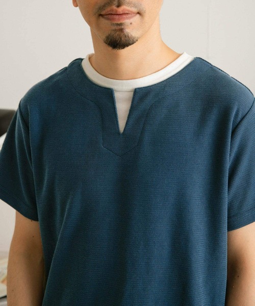 ITEMS URBANRESEARCH（アイテムズ アーバンリサーチ）の「フェイクレイヤード キーネックTシャツ（Tシャツ/カットソー・メンズ・ブルー/グリーン/アイボリー/ブラック・MEDIUM/LARGE）」の13枚目の写真