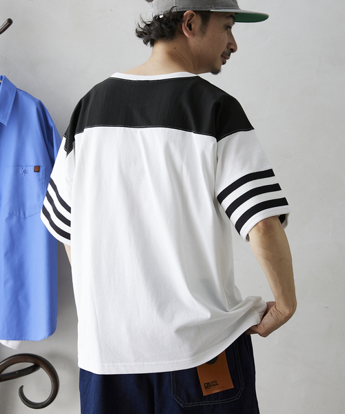 JOURNAL STANDARD relume（ジャーナルスタンダード　レリューム）の「FOOTBALL プリントTシャツ（Tシャツ/カットソー・メンズ・ブラック系その他2/ブラック系その他/ボルドー/グリーン/ブルー/レッド/ネイビー/ブラック・LARGE/MEDIUM）」の12枚目の写真