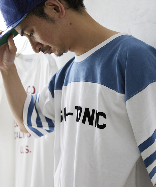 JOURNAL STANDARD relume（ジャーナルスタンダード　レリューム）の「FOOTBALL プリントTシャツ（Tシャツ/カットソー・メンズ・ブラック系その他2/ブラック系その他/ボルドー/グリーン/ブルー/レッド/ネイビー/ブラック・LARGE/MEDIUM）」の19枚目の写真