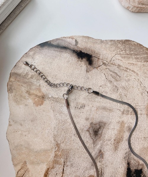 AS KNOW AS plus（アズノゥアズプラス）の「シンプル スネークネックレス ステンレス（ネックレス・レディース・シルバー/ゴールド・FREE）」の3枚目の写真