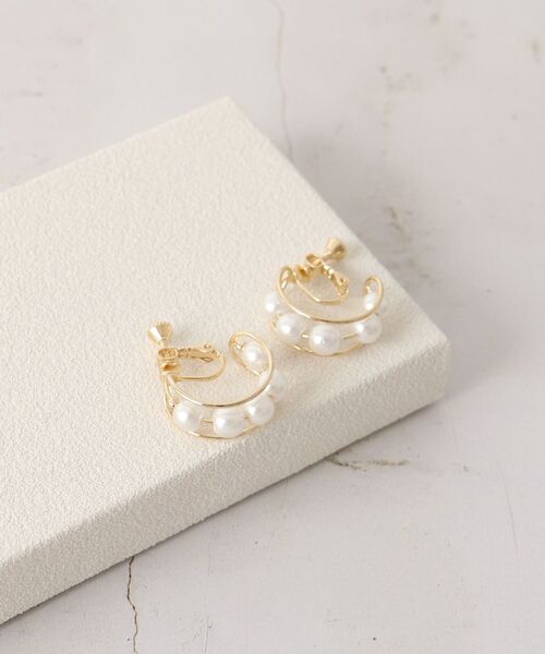 le.coeur blanc（ルクールブラン）の「MARMELO ハーフパールイヤリング（イヤリング・レディース・ゴールド・FREE）」の2枚目の写真