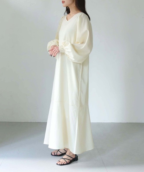 HER CLOSET（ハークローゼット）の「【shemoshelly】WEB限定ボリュームスリーブマーメイドワンピース（ワンピース・レディース・ブラック/ライトカーキ/アイボリー/スモークピンク・M）」の7枚目の写真