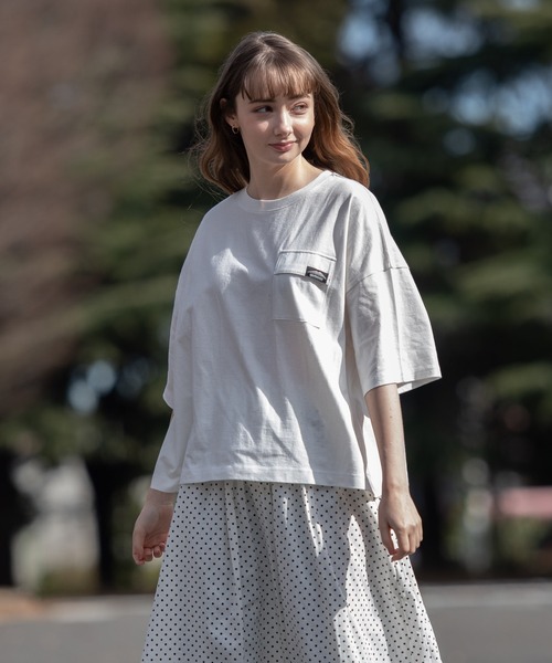 OUTDOOR PRODUCTS(アウトドアプロダクツ)の「USAコットン フラップポケット ビッグシルエット ワンポイントブランドロゴ Tシャツ(Tシャツ/カットソー・レディース・カーキ/チャコールグレー/ホワイト/ベージュ・FREE)」の19枚目の写真