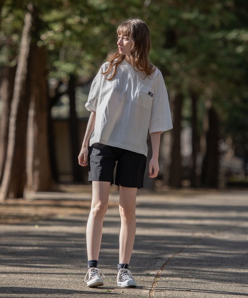 OUTDOOR PRODUCTS(アウトドアプロダクツ)の「USAコットン フラップポケット ビッグシルエット ワンポイントブランドロゴ Tシャツ(Tシャツ/カットソー・レディース・カーキ/チャコールグレー/ホワイト/ベージュ・FREE)」の21枚目の写真