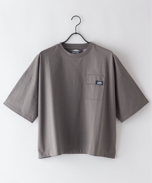 OUTDOOR PRODUCTS(アウトドアプロダクツ)の「USAコットン フラップポケット ビッグシルエット ワンポイントブランドロゴ Tシャツ(Tシャツ/カットソー・レディース・カーキ/チャコールグレー/ホワイト/ベージュ・FREE)」の9枚目の写真