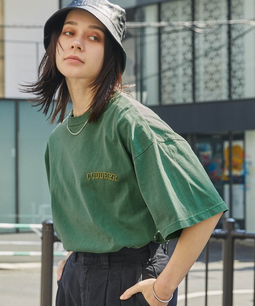 MONO-MART(モノマート)の「【CODDERR】アーチロゴ刺繍 ビッグシルエット ヴィンテージライクピグメントTシャツ(Tシャツ/カットソー・メンズ・グリーン/ピンク/ホワイト/ブラック/サックスブルー/アッシュグレー・M/L/XL)」の5枚目の写真