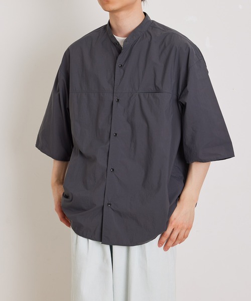 ADAM ET ROPE'（アダムエロペ）の「【小松マテーレ】ナイロンタスラン オーバーサイズ バンドカラー シャツ / 撥水（シャツ/ブラウス・メンズ・スミクロ/ベージュ系その他/ターコイズブルー・L/M）」の2枚目の写真