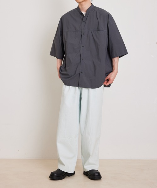 ADAM ET ROPE'（アダムエロペ）の「【小松マテーレ】ナイロンタスラン オーバーサイズ バンドカラー シャツ / 撥水（シャツ/ブラウス・メンズ・スミクロ/ベージュ系その他/ターコイズブルー・L/M）」の4枚目の写真
