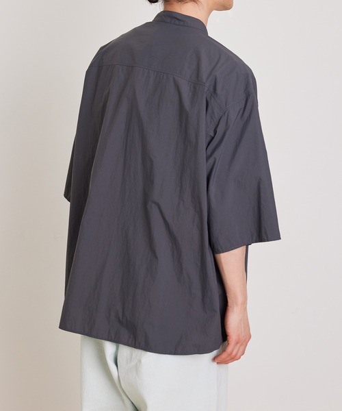 ADAM ET ROPE'（アダムエロペ）の「【小松マテーレ】ナイロンタスラン オーバーサイズ バンドカラー シャツ / 撥水（シャツ/ブラウス・メンズ・スミクロ/ベージュ系その他/ターコイズブルー・L/M）」の8枚目の写真