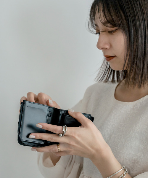 Rename(リネーム)の「Rename グロッシーレザー モノクローム ウォレット 本革 2つ折り コンパクト ミニ 財布(財布・メンズ・ブラック・FREE)」の9枚目の写真