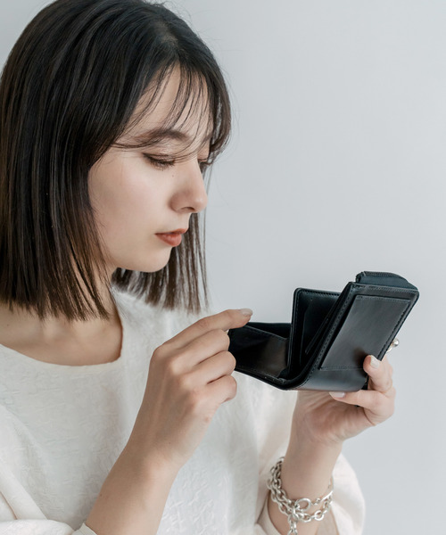 Rename(リネーム)の「Rename グロッシーレザー モノクローム ウォレット 本革 2つ折り コンパクト ミニ 財布(財布・メンズ・ブラック・FREE)」の8枚目の写真