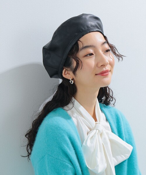 Ray BEAMS（レイビームス）の「Ray BEAMS / フェイクレザー ベレー帽（ハンチング/ベレー帽・レディース・ライトグレー/ブラック・ONE SIZE）」の2枚目の写真