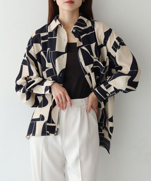 vingtrois（バントロア）の「【vingtrois】ジオメトリック柄ワイドスリーブシャツ（シャツ/ブラウス・レディース・サックスブルー/グレイッシュベージュ/オフホワイト・M）」の3枚目の写真