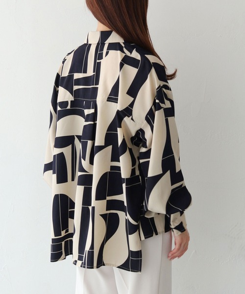 vingtrois（バントロア）の「【vingtrois】ジオメトリック柄ワイドスリーブシャツ（シャツ/ブラウス・レディース・サックスブルー/グレイッシュベージュ/オフホワイト・M）」の18枚目の写真