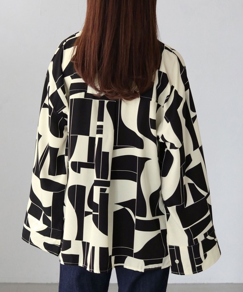 vingtrois（バントロア）の「【vingtrois】ジオメトリック柄ワイドスリーブシャツ（シャツ/ブラウス・レディース・サックスブルー/グレイッシュベージュ/オフホワイト・M）」の11枚目の写真