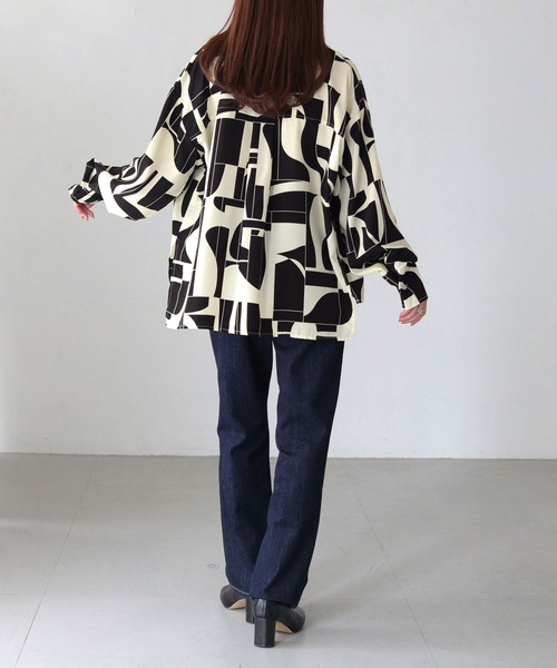 vingtrois（バントロア）の「【vingtrois】ジオメトリック柄ワイドスリーブシャツ（シャツ/ブラウス・レディース・サックスブルー/グレイッシュベージュ/オフホワイト・M）」の15枚目の写真