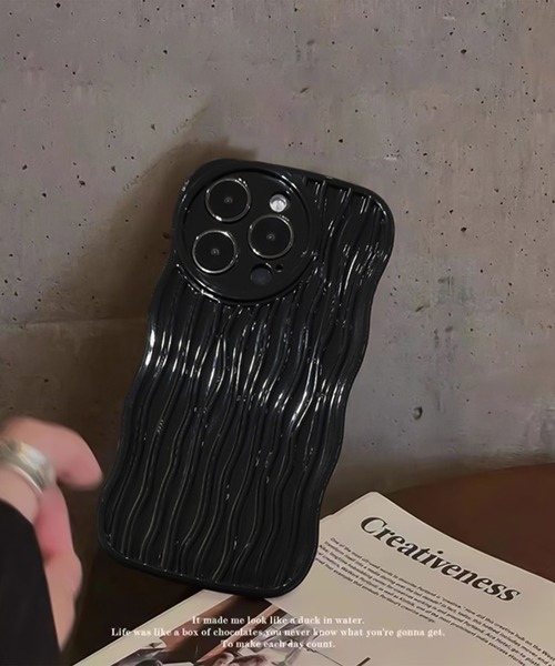 ADPOSION(アドポーション)の「ウェーブデザイン ツヤ有 iPhoneカバー アイフォンケース(スマホケース/カバー・レディース・ブラック・iPhone 14/iPhone 14 Plus/iPhone 13 Pro Max/iPhone 14 Pro Max/iPhone 14 Pro/iPhone 13 Pro/iPhone 13)」の3枚目の写真