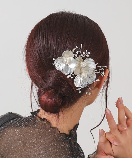 Kana(カナ)の「大ぶり フラワーモチーフ ビーズ ボタニカル コーム 結婚式 お呼ばれ オケージョン(バレッタ/ヘアクリップ・レディース・シルバー/ゴールド・フリー)」の2枚目の写真