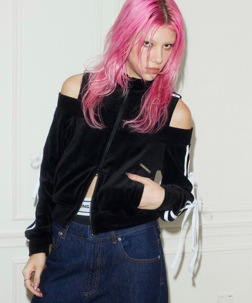 NOT KNOWING(ノットノーイング)の「韓国ブランド NOT KNOWING ノットノーイング Velour Ribbon Track Top オーバーサイズ ベロアトップス トラックトップス トラックジャケット ジャージ ライントップス ラインジャージ ジップアップ ジップトップス 羽織り リボン(ジャージ・レディース・グレー/ブラック・ONE SIZE)」の18枚目の写真