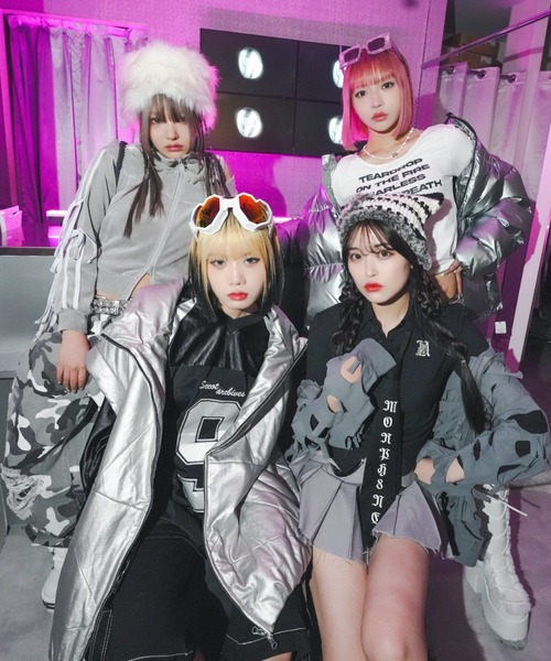 NOT KNOWING(ノットノーイング)の「韓国ブランド NOT KNOWING ノットノーイング Velour Ribbon Track Top オーバーサイズ ベロアトップス トラックトップス トラックジャケット ジャージ ライントップス ラインジャージ ジップアップ ジップトップス 羽織り リボン(ジャージ・レディース・グレー/ブラック・ONE SIZE)」の10枚目の写真