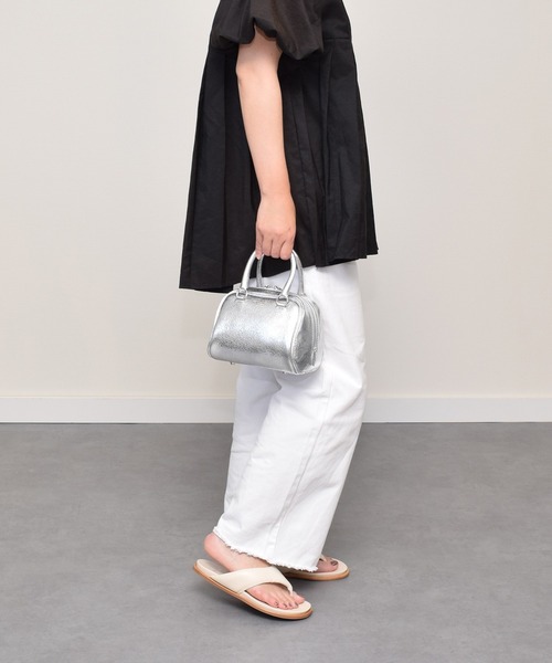 CARRANO(カラーノ)の「【CARRANO】パテッドトングフラットサンダル(642200)(サンダル・レディース・ブラック/アイボリー・38/37/36/35)」の9枚目の写真