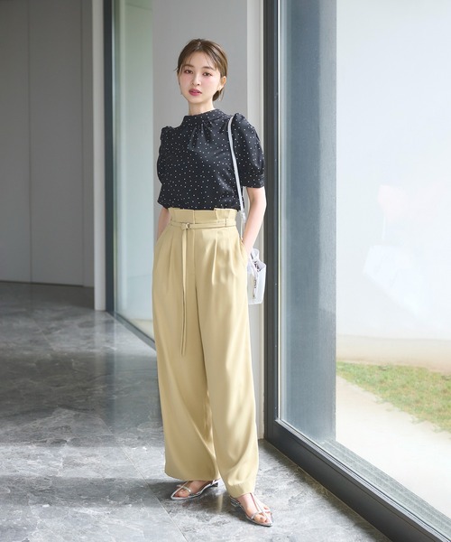 NATURAL BEAUTY BASIC(ナチュラルビューティーベーシック)の「◇ベルテッドバックサテンパンツ(その他パンツ・レディース・ブラック/マスタード・MEDIUM/SMALL)」の2枚目の写真