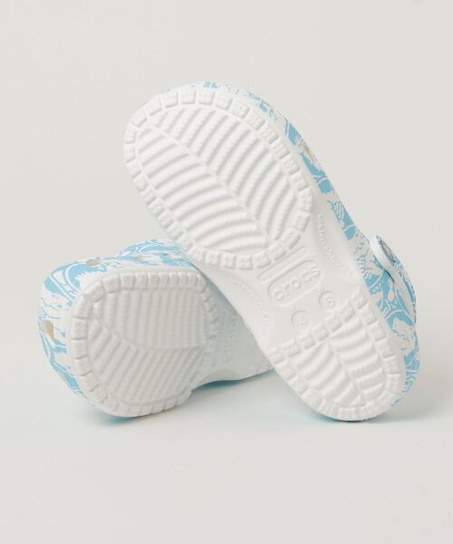 crocs（クロックス）の「クロックス crocs Classic Duke Print Clog_クラシック デューク プリント クロッグ（サンダル・メンズ・ブルー・22.0cm/23.0cm/24.0cm/25.0cm/26.0cm/27.0cm/28.0cm/29.0cm）」の2枚目の写真