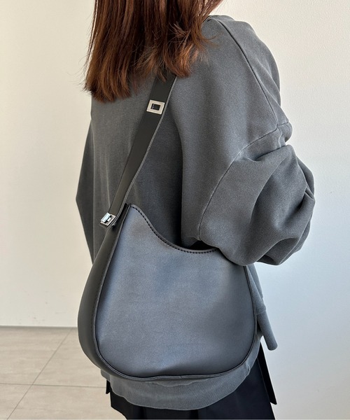 apres jour mignon（アプレジュールミニョン）の「【apresjour mignon×ARIAZ】ワンハンドルラウンドバッグ（ハンドバッグ・レディース・アイボリー/ブラック・ONESIZE）」の2枚目の写真