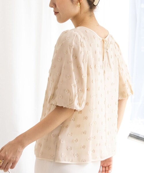 NOLLEY’S Sophi(ノーリーズソフィ)の「ドットラメカットジャガード2WAYブラウス(シャツ/ブラウス・レディース・ベージュ系その他3/ブラック系その他3・38)」の1枚目の写真