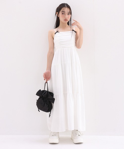 one after another NICE CLAUP（ワンアフターアナザーナイスクラップ）の「ヘアクリップリボン付き/ティアードキャミワンピース（ワンピース・レディース・ホワイト系その他/オフホワイト/レッド/ブラック/ベージュ/ブラック系その他2/ブラック系その他/ブラウン系その他・FREE）」の2枚目の写真