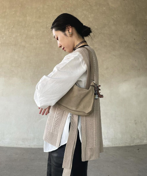 ikka(イッカ)の「【雑誌InRed10月号掲載】サイドリボンニットベスト(ベスト・レディース・チャコールグレー/ベージュ/ネイビー/マスタード・M/L/S)」の8枚目の写真