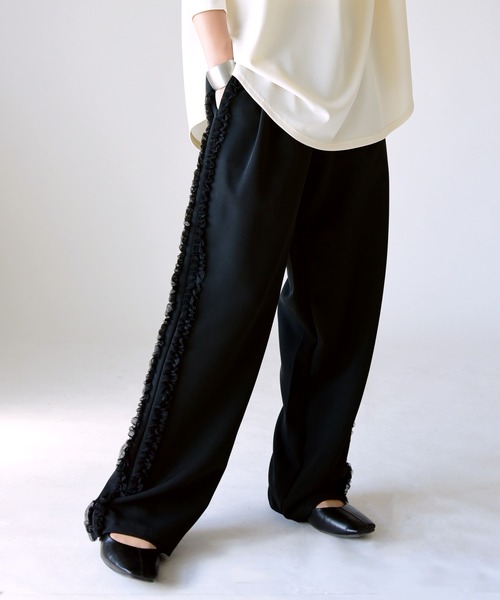 and it_(アンドイット)の「サイドフリルパンツ(その他パンツ・レディース・アイボリー/ブラック/チャコール・M)」の3枚目の写真