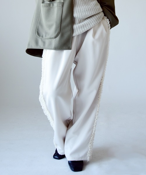 and it_(アンドイット)の「サイドフリルパンツ(その他パンツ・レディース・アイボリー/ブラック/チャコール・M)」の4枚目の写真
