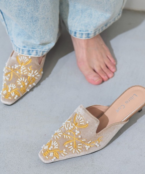 Libra Cue（リブラ キュー）の「刺繍ビーズベロアミュール（パンプス・レディース・アイボリー/ブラック・LARGE/MEDIUM）」の5枚目の写真