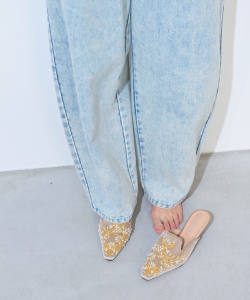 Libra Cue（リブラ キュー）の「刺繍ビーズベロアミュール（パンプス・レディース・アイボリー/ブラック・LARGE/MEDIUM）」の6枚目の写真