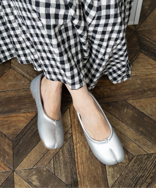 Fabby fabby（ファビィーファビィー）の「足袋パンプス（パンプス・レディース・シルバー/ブラック・SMALL/LARGE/MEDIUM）」の2枚目の写真