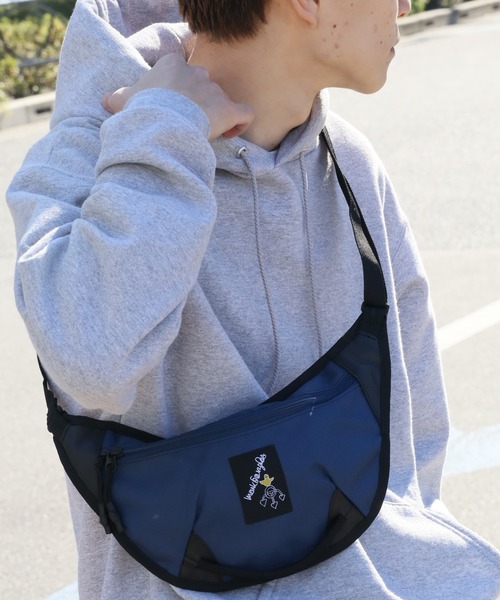 Mark Gonzales(マーク・ゴンザレス)の「【Mark Gonzales/マーク ゴンザレス】アートワークコレクション ボートフォームボディバッグ(容量:約1.5L)(ボディバッグ/ウエストポーチ・メンズ・ブラック/ネイビー・FREE)」の1枚目の写真