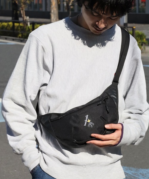 Mark Gonzales(マーク・ゴンザレス)の「【Mark Gonzales/マーク ゴンザレス】アートワークコレクション ボートフォームボディバッグ(容量:約1.5L)(ボディバッグ/ウエストポーチ・メンズ・ブラック/ネイビー・FREE)」の3枚目の写真