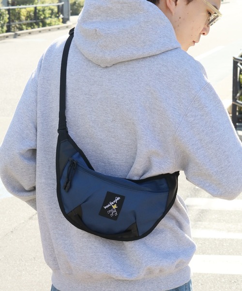 Mark Gonzales(マーク・ゴンザレス)の「【Mark Gonzales/マーク ゴンザレス】アートワークコレクション ボートフォームボディバッグ(容量:約1.5L)(ボディバッグ/ウエストポーチ・メンズ・ブラック/ネイビー・FREE)」の9枚目の写真