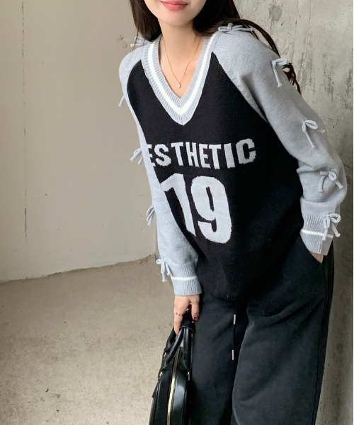 【セール】リボンナンバリングＶネックニットトップス（ニット/セーター）｜FINEnough（ファインナフ） 5,841円