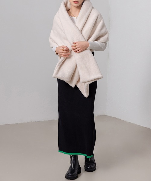 DAY CLOSET(デイ クローゼット)の「【4WAY/肩掛け/ひざ掛け/巻き/ベスト】ふっくら 大判 ボリューム ボア ストール レディース(ストール/ショール・レディース・ベージュ/ブラウン/グレー/ブラック/アイボリー・ONE SIZE)」の11枚目の写真