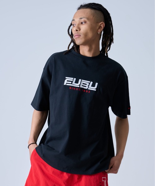 FUBU（ フブ）の「FUBU フブ ブランド ロゴ 刺繍 アメカジ クルーネック オマージュ 半袖 Tシャツ ティーシャツ（Tシャツ/カットソー・メンズ・ホワイト/ブラック/イエロー・M/L/XL/XXL）」の2枚目の写真