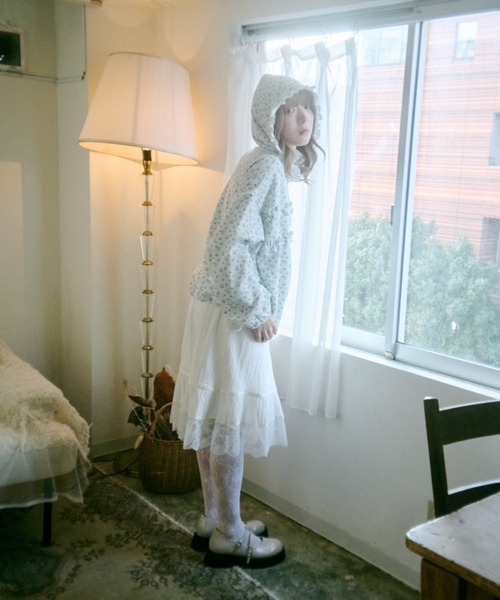 kutir(クティール)の「【クティールとレトロ】ドローコード付き花柄フリルフードパーカー(パーカー・レディース・オフホワイト/ブルー・FREE)」の20枚目の写真