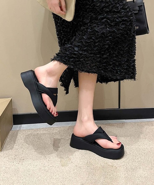 shoes365(シューズスリーシックスファイヴ)の「【shoes 365】厚底トングサンダル (SS)(サンダル・レディース・オフホワイト/ブラック・25.0cm/24.5cm/24.0cm/23.5cm/23.0cm/22.5cm)」の4枚目の写真