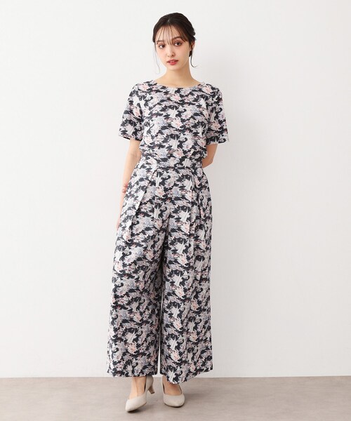 LAURA ASHLEY(ローラアシュレイ)の「【WEB限定/M-LL3サイズ/コットン100%/上下セット/洗える】リヴィエラ柄 セットアップ(セットアップ・レディース・ネイビー系・42/38/40)」の2枚目の写真