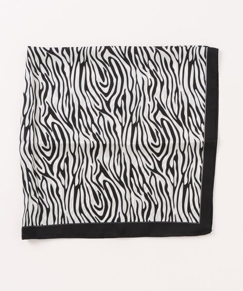 ARTIFICIAL SWEETENER（アーティフィシャル　スウィートナー）の「【 ARTIFICIAL SWEETENER 】シルクタッチレトロ柄スカーフ（バンダナ/スカーフ・レディース・ブラック系1/ライトグリーン/グリーン系1/ブラウン系1/ブラック系4/ブラック系2/ライトブルー/ブラック系3/ブラック系5/ブラウン系2/ターコイズブルー/ブラック×ホワイト/バーガンディー/ネイビー/オレンジ/ホワイト×ブラック/ホワイト×ブルー/ブルー系1/ベージュ/ホワイト系1/キャメル/レッド・FREE）」の3枚目の写真