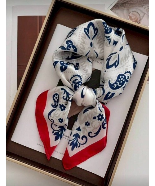 ARTIFICIAL SWEETENER（アーティフィシャル　スウィートナー）の「【 ARTIFICIAL SWEETENER 】シルクタッチレトロ柄スカーフ（バンダナ/スカーフ・レディース・ブラック系1/ライトグリーン/グリーン系1/ブラウン系1/ブラック系4/ブラック系2/ライトブルー/ブラック系3/ブラック系5/ブラウン系2/ターコイズブルー/ブラック×ホワイト/バーガンディー/ネイビー/オレンジ/ホワイト×ブラック/ホワイト×ブルー/ブルー系1/ベージュ/ホワイト系1/キャメル/レッド・FREE）」の4枚目の写真