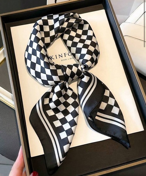 ARTIFICIAL SWEETENER（アーティフィシャル　スウィートナー）の「【 ARTIFICIAL SWEETENER 】シルクタッチレトロ柄スカーフ（バンダナ/スカーフ・レディース・ブラック系1/ライトグリーン/グリーン系1/ブラウン系1/ブラック系4/ブラック系2/ライトブルー/ブラック系3/ブラック系5/ブラウン系2/ターコイズブルー/ブラック×ホワイト/バーガンディー/ネイビー/オレンジ/ホワイト×ブラック/ホワイト×ブルー/ブルー系1/ベージュ/ホワイト系1/キャメル/レッド・FREE）」の9枚目の写真