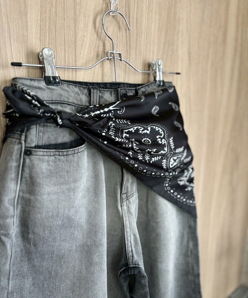 ARTIFICIAL SWEETENER（アーティフィシャル　スウィートナー）の「【 ARTIFICIAL SWEETENER 】シルクタッチレトロ柄スカーフ（バンダナ/スカーフ・レディース・ブラック系1/ライトグリーン/グリーン系1/ブラウン系1/ブラック系4/ブラック系2/ライトブルー/ブラック系3/ブラック系5/ブラウン系2/ターコイズブルー/ブラック×ホワイト/バーガンディー/ネイビー/オレンジ/ホワイト×ブラック/ホワイト×ブルー/ブルー系1/ベージュ/ホワイト系1/キャメル/レッド・FREE）」の10枚目の写真